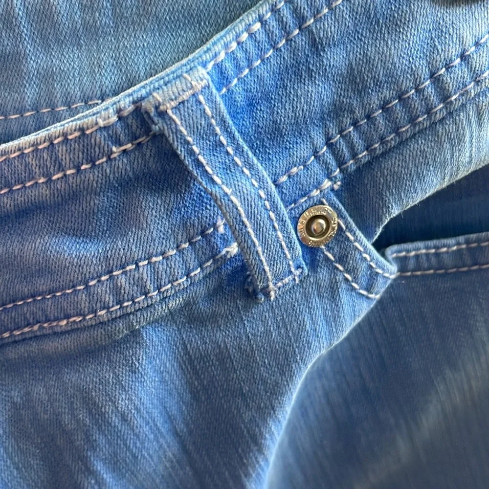 Chico's So Slimming Jeans –‎ Size 2.5  Flattering Tummy Control Denim